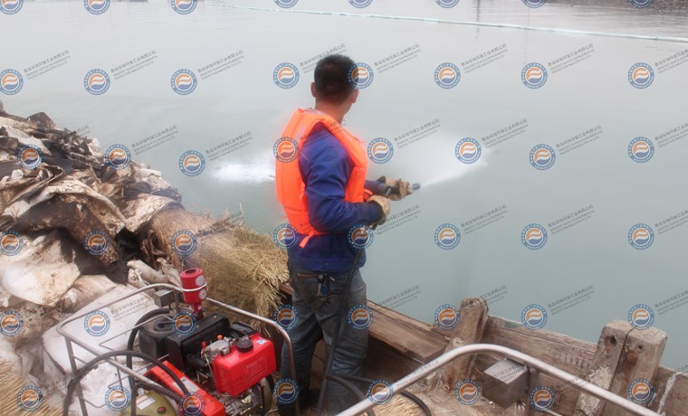 OIL SPILL DISPERSANT SPRAYING DEVICE