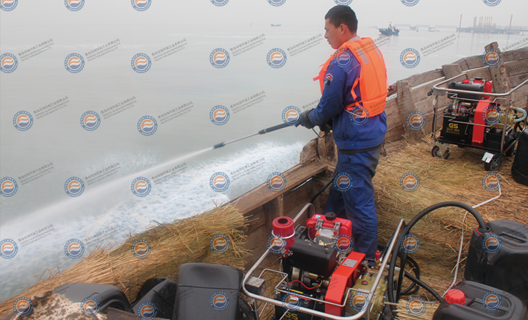 OIL SPILL DISPERSANT SPRAYING DEVICE